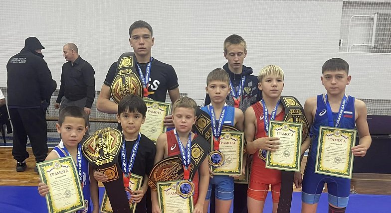 Наши борцы привезли награды с «Волжских далей»