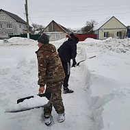 Волонтеры продолжают помогать пожилым гражданам в расчистке снега