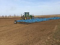 На полях идут работы 