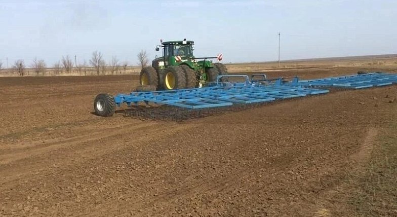 На полях идут работы 