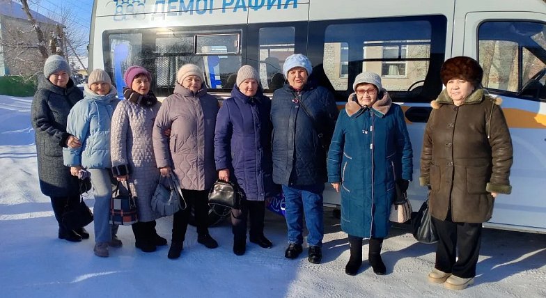 Получатели услуг Комплексного центра социального обслуживания Озинского района стали гостями торжественного открытия Года единства народов России в районном Доме культуры.